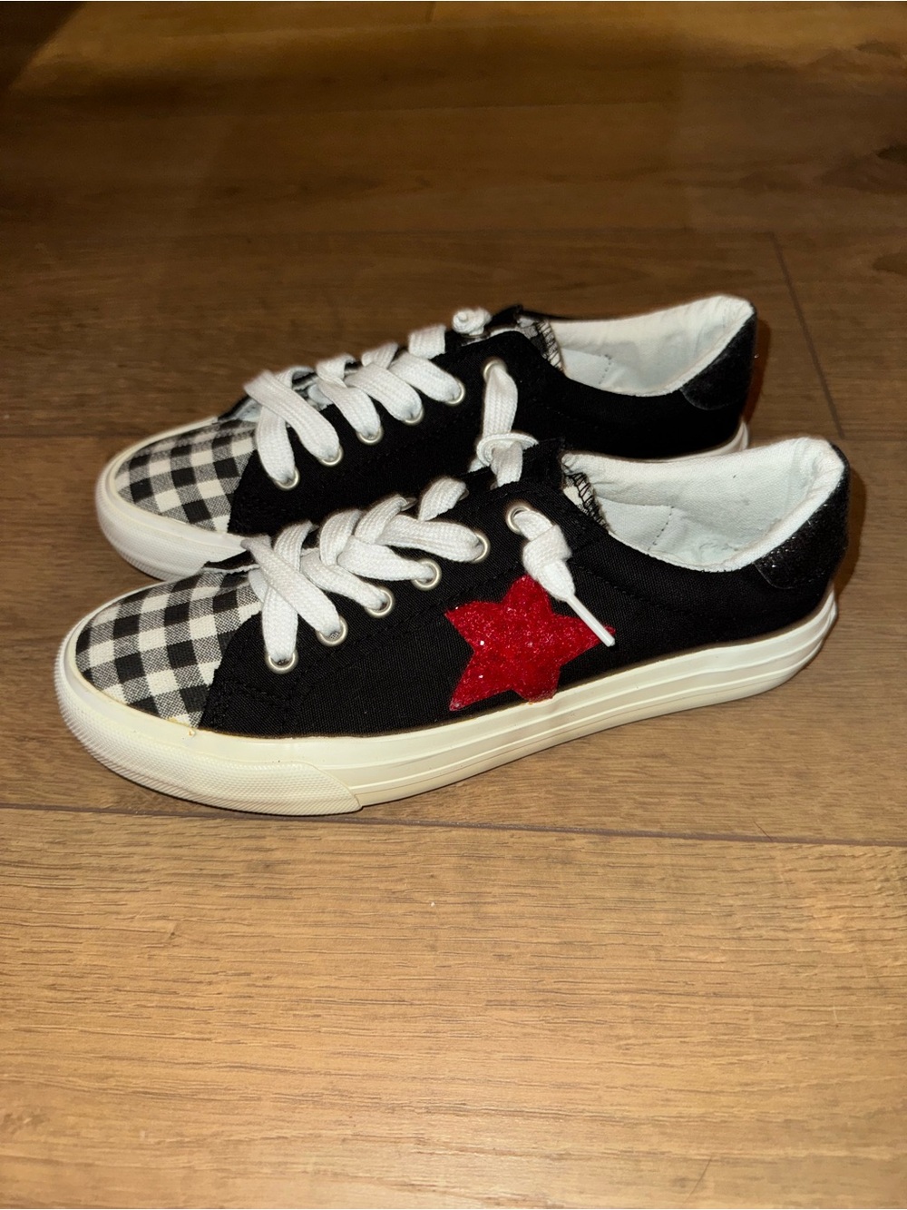 NWT Women’s Black & White Plaid Sneakers with Red Glitter Star Accent- Size 7.5
